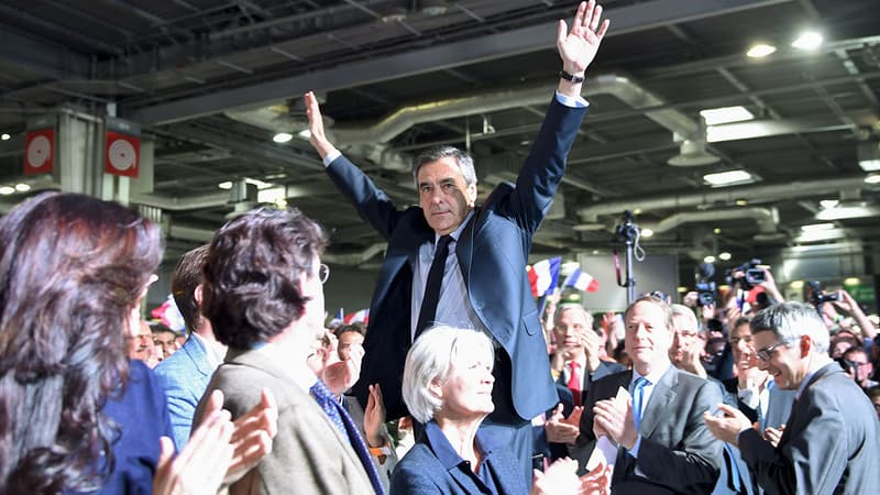François Fillon dimanche 9 avril lors de son meeting à Paris, où deux équipes de journalistes ont été agressées 