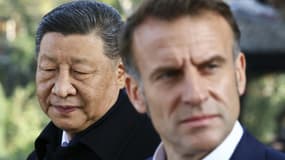 Le président chinois  Xi Jinping, à gauche, avec à sa droite le président français Emmanuel Macron, à Dujiangyan, en Chine, le 5 décembre 2025