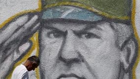 Portrait de Ratko Mladic sur un mur de Belgrade. L'ancien chef des forces bosno-serbes pourrait être transféré dans les 24 heures au Tribunal pénal international pour l'ex-Yougoslavie, dont le procureur l'a inculpé de crimes de guerre, crimes contre l'hum