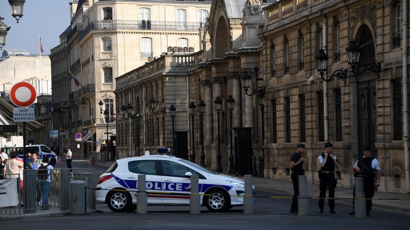 Des policiers devant l'Elysée