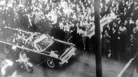 Une photo du convoi présidentiel de Dallas, juste avant que Kennedy soit abattu.