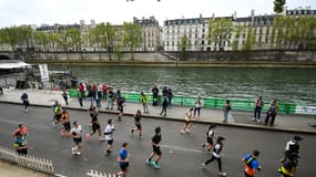 Des coureurs du marathon de Paris, le 13 avril 2025. 