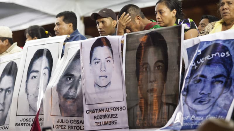 Les familles des 43 étudiants disparus dans l'état de Guerrero, au Mexique, manifestent à Mexico pour demander des réponses, le 5 novembre 2014.