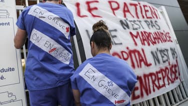Image d'illustration - Des personnels soignants en grève devant l'hôpital de la Pitie-Salpetriere, à Paris en avril 2019