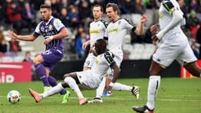 Andy Delort évite un tacle