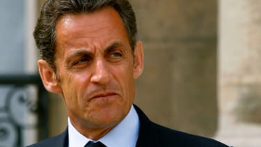 Nicolas Sarkozy espère que les difficultés au PS et à l'UMP permettront son retour au premier plan.