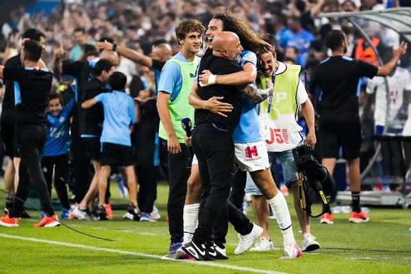 L'étreinte entre l'entraîneur de l'OM Jorge Sampaoli et Matteo Guendouzi, le 21 mai 2022