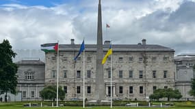 Un drapeau palestinien flotte aux côtés des drapeaux européen et ukrainien devant la Leinster House à Dublin le 28 mai 2024 pour marquer la reconnaissance par l'Irlande d'un État palestinien.