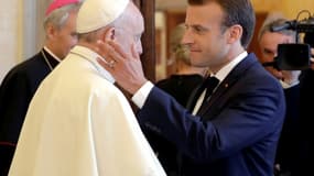 Le pape François (g) et le président Emmanuel Macron à l'issue d'une audience privée au Vatican, le 26 juin 2018