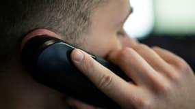 Un homme au téléphone (illustration)