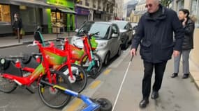 Avec l'essor des mobilités douces, sortir dans Paris est devenu un enfer pour Serge, un homme malvoyant.