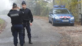 Des gendarmes bloquent l'accès à la scène de crime, mercredi, à Foulayronnes. 