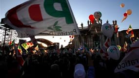 Des milliers de personnes ont manifesté samedi dans les rues de Rome contre la politique du président du Conseil italien Silvio Berlusconi à trois jours d'un vote de confiance au parlement qui pourrait faire tomber le gouvernement. /Photo prise le 11 déce