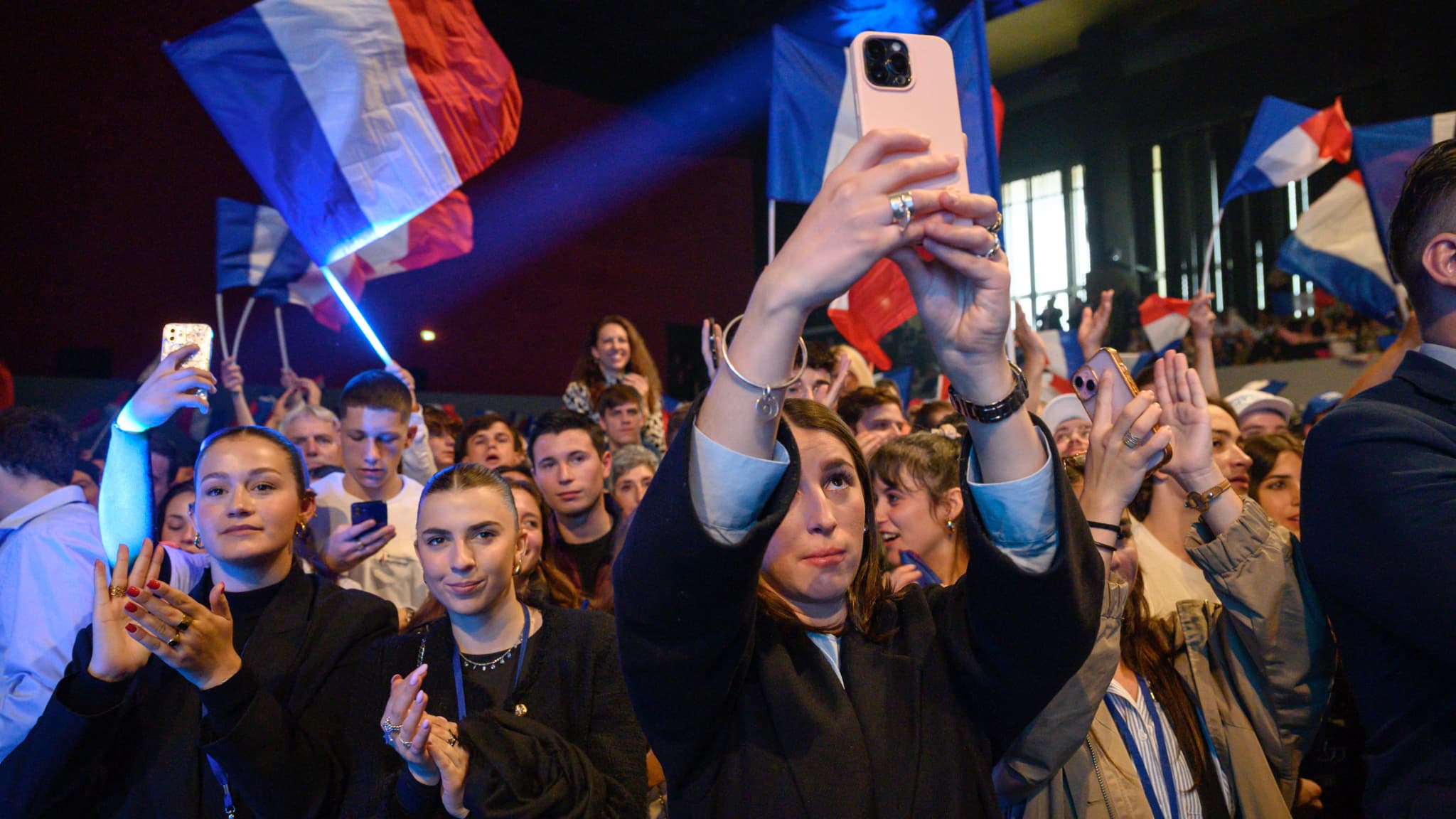 De jeunes participants à un meeting de Jordan Bardella, tête de liste RN aux élections européennes, le 1er mai 2024 à Perpignan (Pyrénées-Orientales).