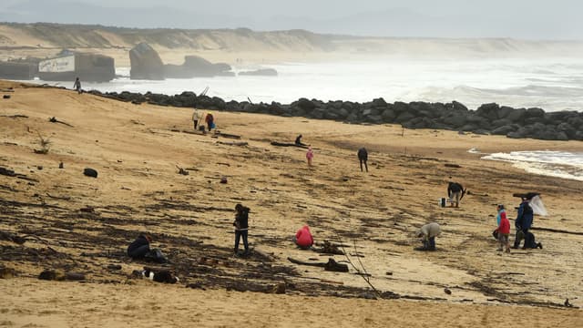 Des personnes se promenant sur une plage de Capbreton le 11 novembre 2019, où un paquet de cocaïne a été découvert quelques jours plus tôt.