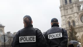 Des policiers à Paris, le 28 janvier 2012. 