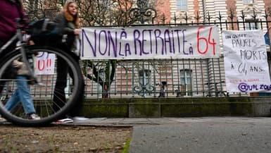 Banderole devant un lycée à Rennes