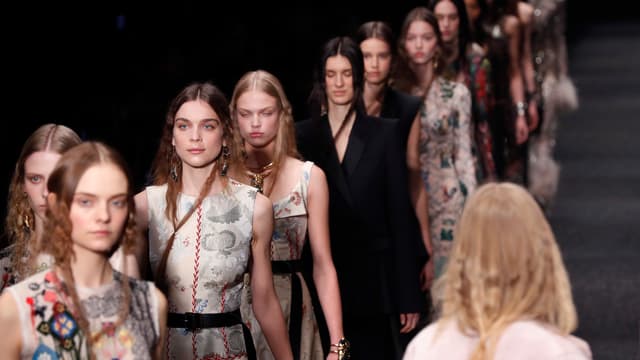 Des mannequins présentent des créations d'Alexander McQueen de la collection Automne-Hiver 2017-2018 pendant un défilé à Paris, le 6 mars 2017.