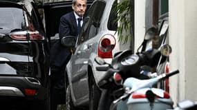 L'ex-président Nicolas Sarkozy de retour à son domicile le 13 octobre 2025 à Paris après sa convocation par le parquet national financier 