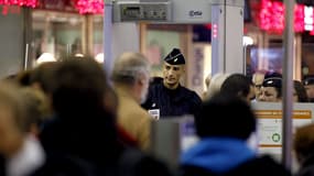Des policiers déployés à l'aéroport Charles-de-Gaulle. Trois jihadistes présumés sont arrivés en France, mais n'ont pas été arrêtés par les autorités françaises.