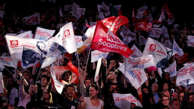 Une foule chauffée à blanc, des milliers de drapeaux, des stars de la politique et du show business : le premier grand discours de François Hollande, dimanche, a été précédé par un spectacle festif rythmé par les "François président" scandés par la foule.