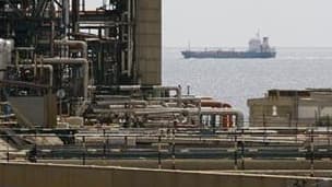 Vue de la raffinerie Ineos à Lavera dans les Bouches-du-Rhône. Les salariés de la raffinerie Ineos ont décidé de se joindre au mouvement de grève qui dure depuis onze jours dans les terminaux pétroliers de Fos-Lavera. /Photo prise le 26 avril 2010/REUTERS