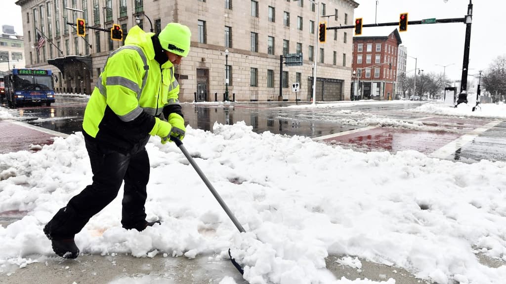 Un homme déblaie la neige dans une rue de Worcester, dans le Massachussetts Un homme déblaie la neige dans une rue de Worcester, dans le Massachussetts