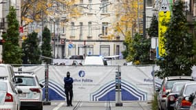 Un policier monte la garde dans la rue du quartier de Schaerbeek à Bruxelles le 17 octobre 2023, où l'auteur présumé de l'attentat de la veille a été neutralisé.