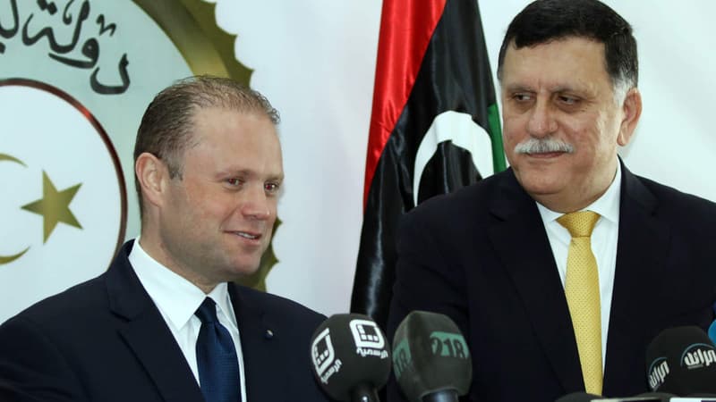 Joseph Muscat, le Premier ministre maltais (à gauche), accompagné du chef du gouvernement d'union nationale libyen, Fayez al-Sarraj, ici à Tripoli, le 4 mai 2016.