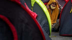 Une des 500 migrants sans-abri installés sur le parvis de l'hôtel de ville à Paris, le 25 juin 2021