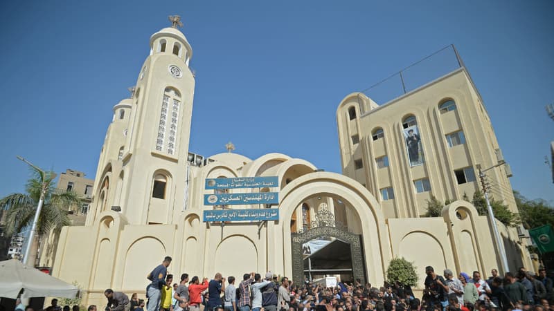Des fidèles coptes réunis devant l'église du Prince Tadros à Minya, en Egypte. (Photo d'illustration)