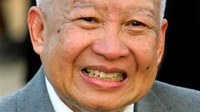 Norodom Sihanouk, l'ancien roi du Cambodge qui avait abdiqué en 2004, est décédé lundi matin à l'âge de 89 ans à Pékin, en Chine, où il suivait un traitement médical. /Photo prise le 20 octobre 2004/REUTERS/Adrees Latif