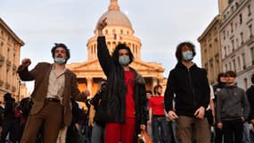 Des jeunes manifestent à Paris après le premier tour de l'élection présidentielle