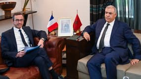 Le ministre marocain de l'Intérieur, Abdelouafi Laftit (à droite), reçoit son homologue français, Bruno Retailleau, au ministère de l'Intérieur à Rabat, le 14 avril 2025. 