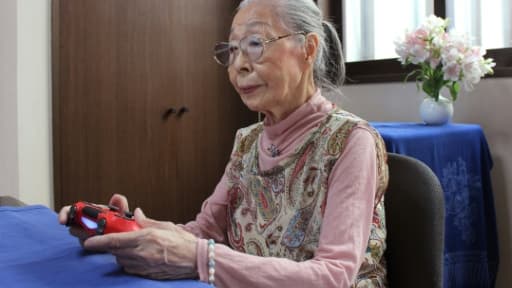 Photo fournie par Keisuke Nagao de Hamako Mori actionnant sa manette de jeu devant son écran de jeu vidéo, le 29 mai 2020 chez elle à Matsudo, dans la grande banlieue de Tokyo