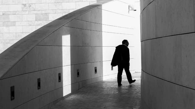 Les fonctionnaires prêts à sauter le pas bénéficieront d'un accompagnement, assuré par une agence de reconversion, et auront la possibilité de toucher des indemnités chômage.