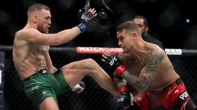 Conor McGregor face à Dustin Poirier pendant leur belle à l'UFC