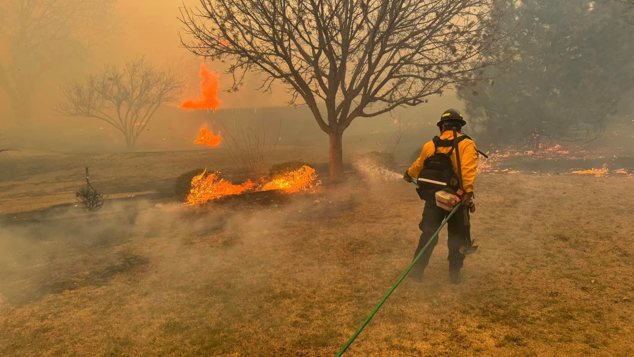Pompiers travaillant sur l'incendie de Smokehouse Creek, près d'Amarillo, dans le Texas Panhandle le 28 février 2024. 
