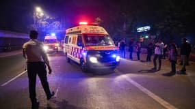 Une ambulance intervient à New Delhi après l'explosion d'une voiture qui a fait des morts le 10 novembre 2025