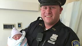 Asenat, la petite fille née le 4 août 2015  dans la station de métro du World Trade Center, dans les bras d'un  policier de l'Autorité portuaire à New York