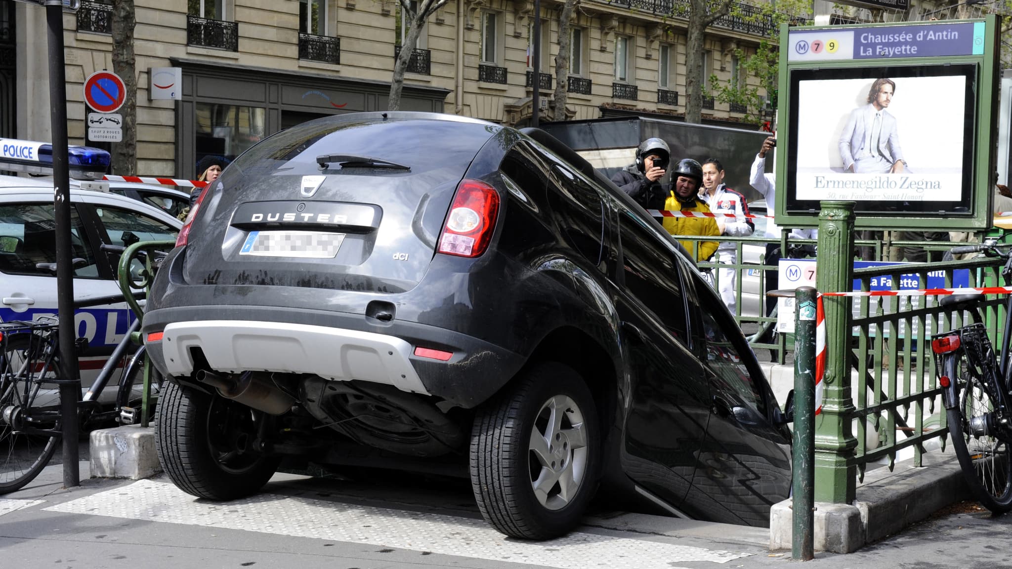 Une voiture dans la bouche de métro Chaussée d'Antin-La Fayette, le 24 avril 2012 à Paris 