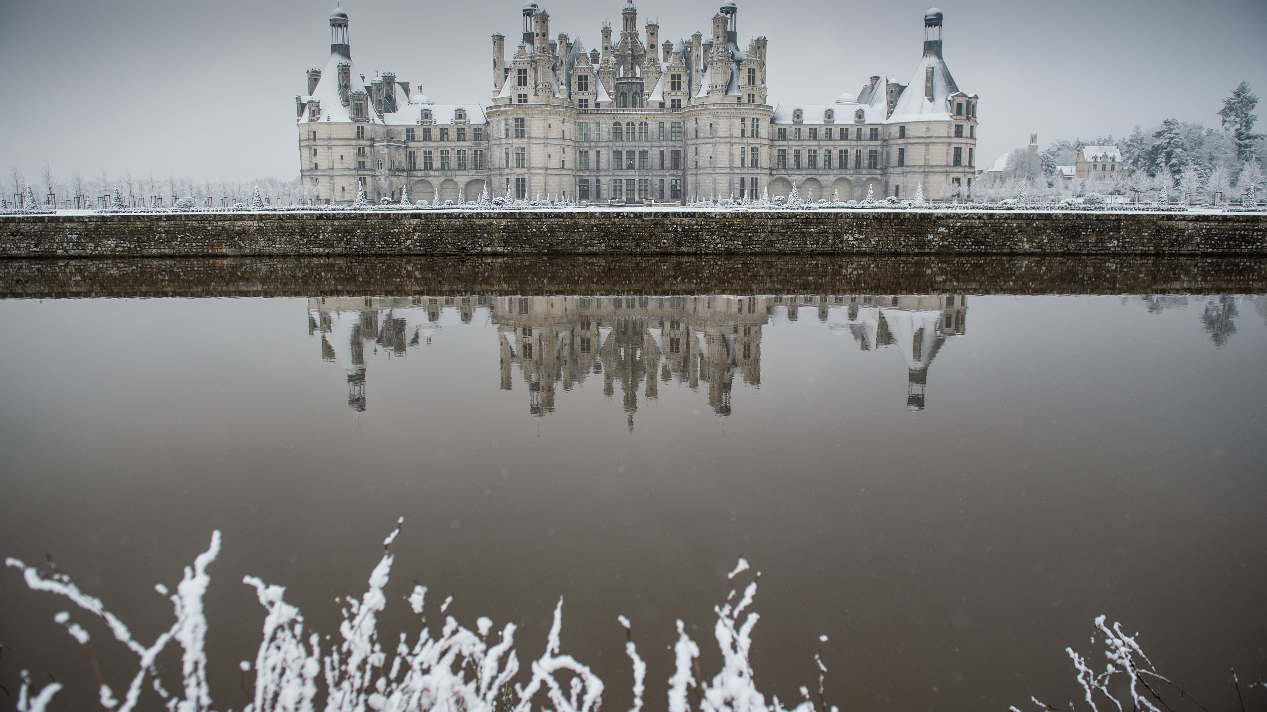 Chambord enneigé se reflète dans l'eau. Poésie. Chambord enneigé se reflète dans l'eau. Poésie.