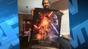 Daniel Fleetwood pose avec une affiche du dernier opus de la saga Star Wars.