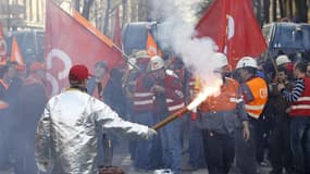 Lors d'une manifestation de salariés de l'usine d'ArcelorMittal à Florange près du siège de campagne de Nicolas Sarkozy, le mois dernier. Lancé à la chasse aux voix de droite, Nicolas Sarkozy n'a de cesse de mettre en scène un divorce très médiatisé avec