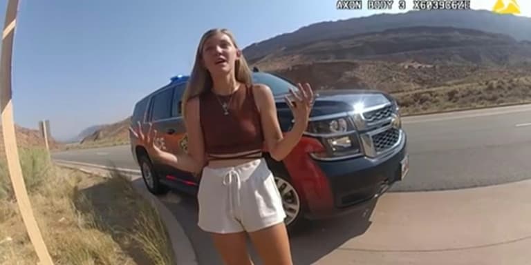 Capture d'écran d'une vidéo de la police montrant Gabrielle Petito le 12 août 2021 à Moab, dans l'Utah