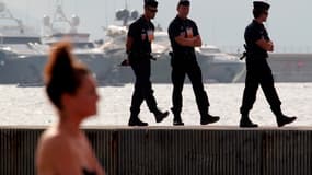 Gendarmes patrouillant sur la Croisette lundi, avant l'ouverture du sommet du G20.