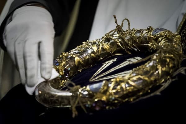 La Couronne d'épines, relique issue de la Passion du Christ, qui reposait à Notre-Dame de Paris La Couronne d'épines, relique issue de la Passion du Christ, qui reposait à Notre-Dame de Paris