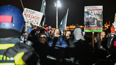 La police affronte des manifestants pro-palestiniens devant un concert de Hanoukka donné par le chanteur israélien Shai Abramson à Amsterdam, aux Pays-Bas, le 14 décembre 2025. 