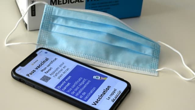 Un pass vaccinal sur smartphone et un masque à Montpellier, en France, le 27 janvier 2022.