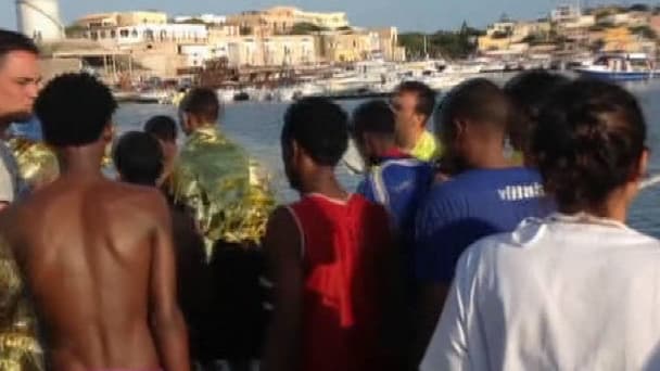 Des migrants secourus à Lampedusa, jeudi 3 octobre.